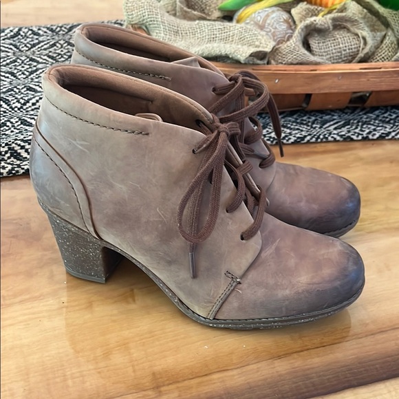 Clarks booties - Picture 1 of 9